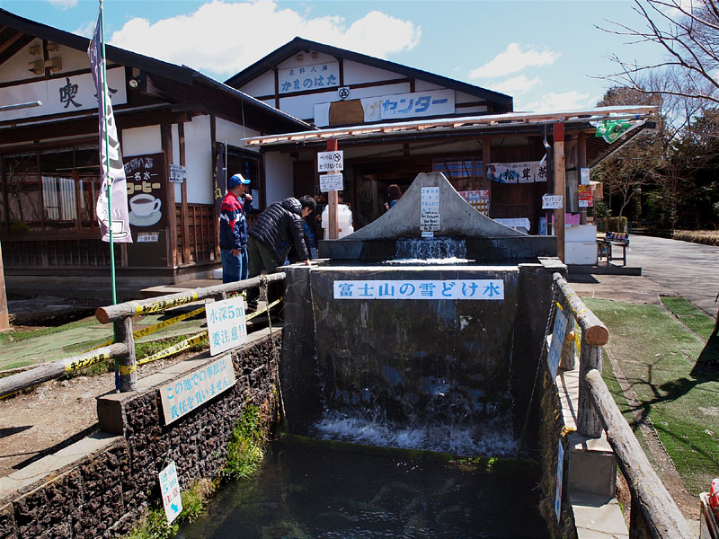 湧池に流れ込む冷たい富士の雪どけ水