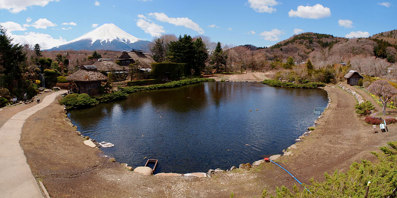 富士を臨む忍野村最古の民家と鯉池 / 榛の木資料館
