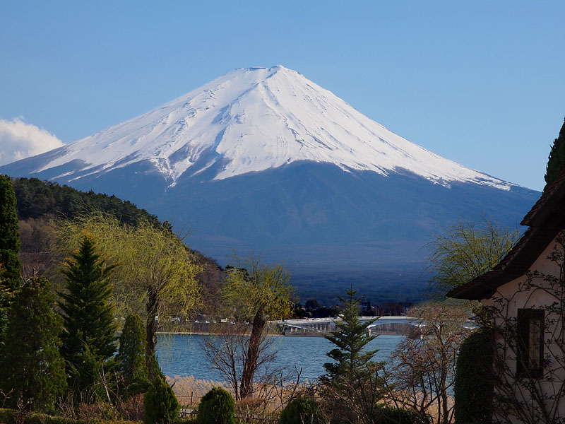 河口湖大橋の彼方に見える富士山