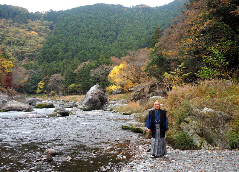 多摩川は御嶽渓谷の河原に降り立った袴姿の和田爺