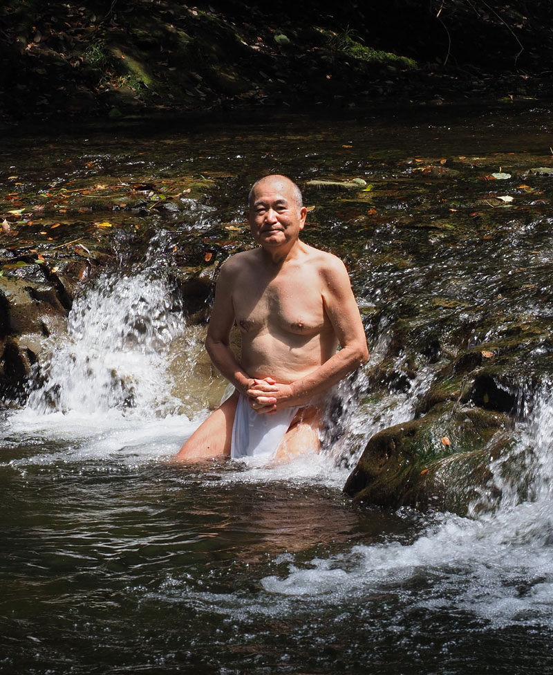 養老川の小滝で大自然と一体になる感動を味わう和田爺