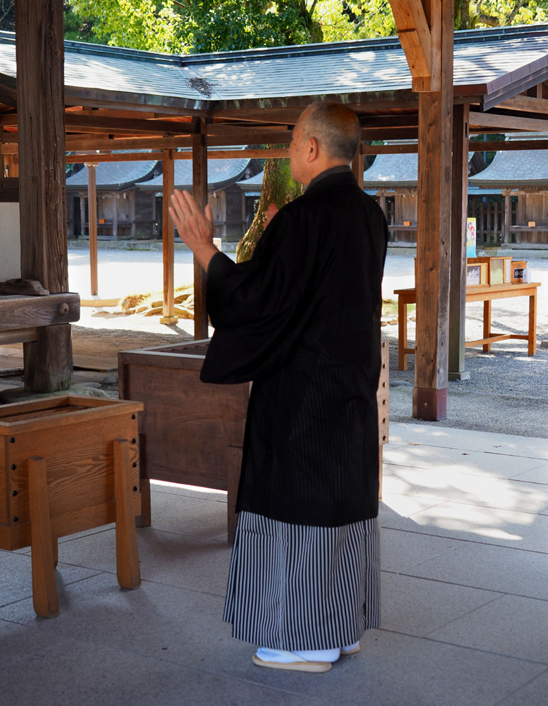 宗像大社拝殿にて羽織袴姿で参拝する和田爺