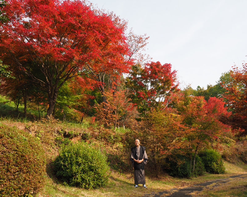 本館裏山の紅葉と着物姿の和田爺