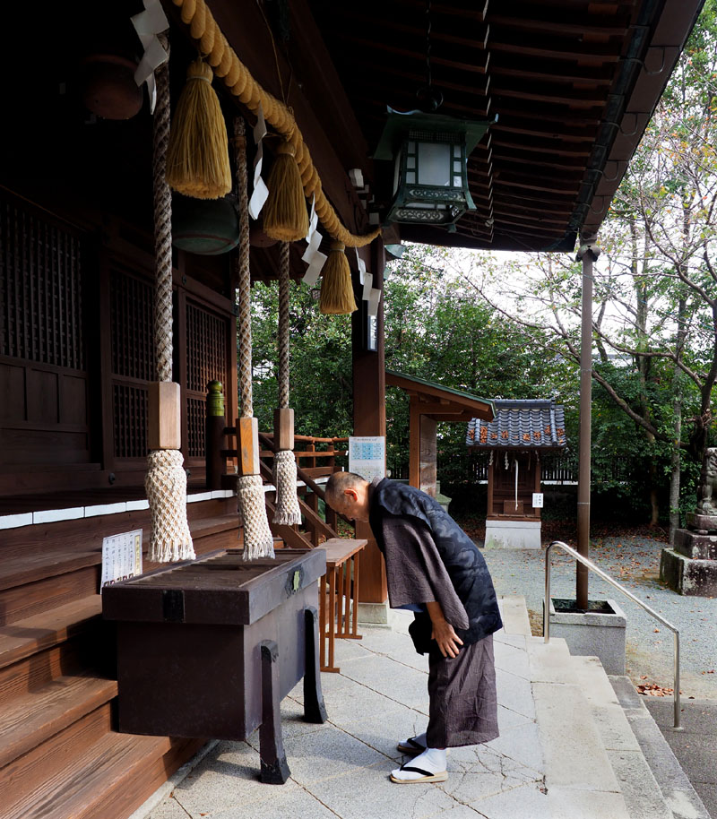 コロナ撲滅と世界平和を祈願して津江神社に参拝する和田爺