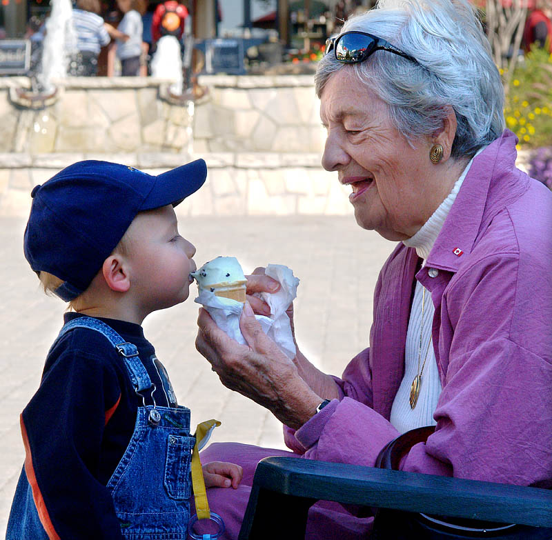 見ず知らずのおばあちゃんのアイスクリームを食べる子