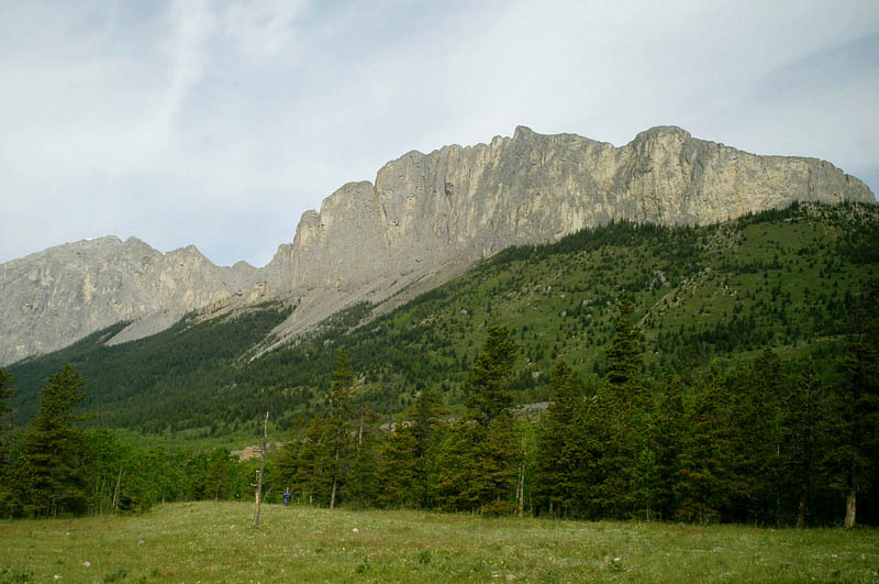 屏風の様にそそり立つ岩山ヤムナスカ