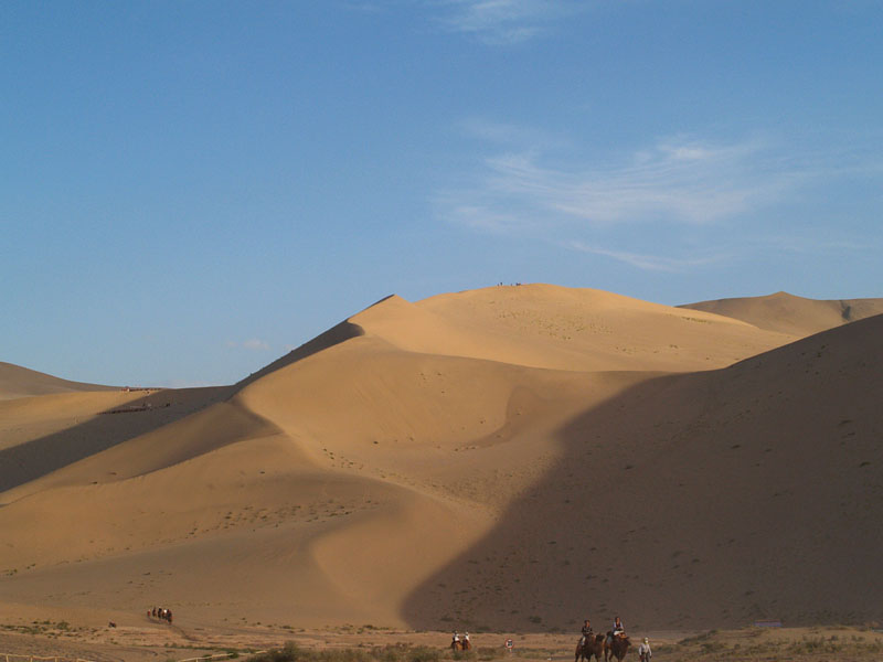 駱駝に乗って砂山の麓を巡る