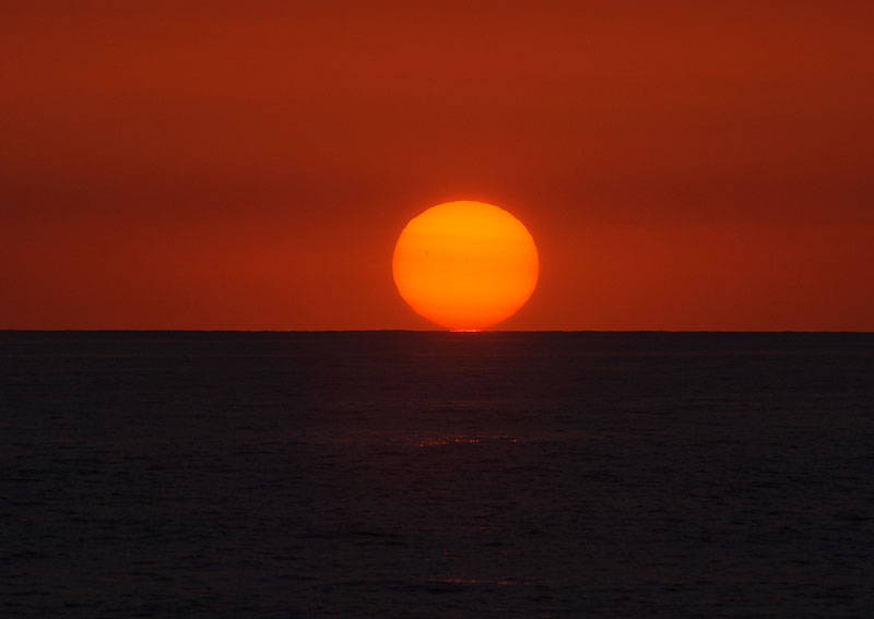 水平線に接した赤い太陽　19:01