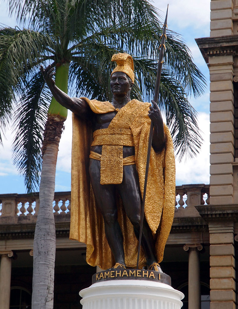 金色のマロ（褌）を締め、キヘイ Kihei （ケープ）とマヒオレMahiole （王冠）が誇らしいカメハメハ大王像/ホノルル