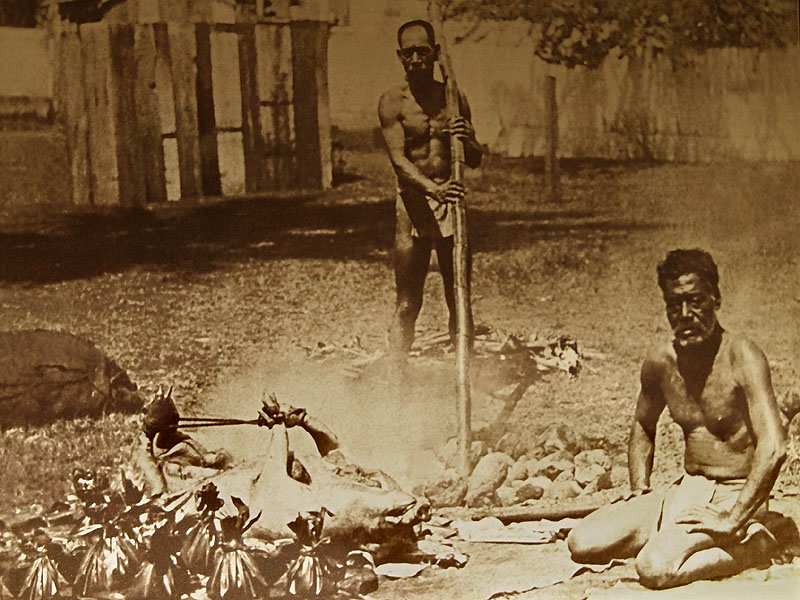 イムを使ってカルア・ピッグ（豚の蒸し焼き）を作る　撮影：1890年