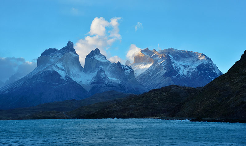 姿を現した主峰パイネ・グランデ（3,050m）/パイネ国立公園（チリ）