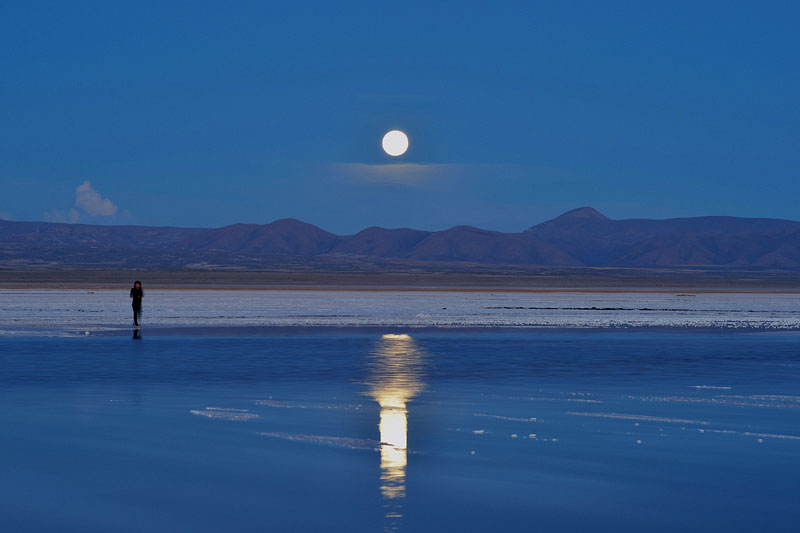 ウユニ塩湖の満月　19:55