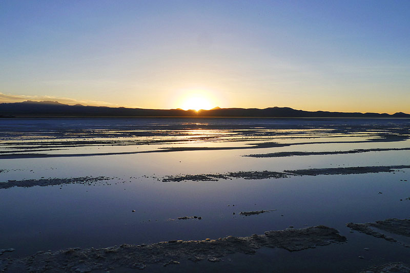 ウユニ塩湖の日の出　07:36