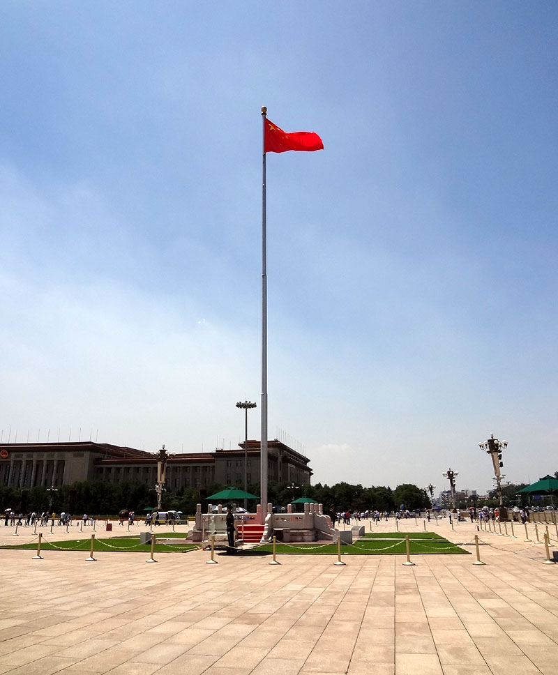 巨大な中国国旗が翻る広場