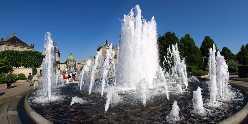 涼を呼ぶアマリエンボー宮殿の噴水