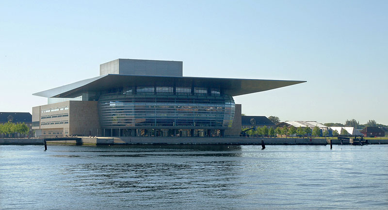 宮殿の対岸に見える斬新なデザインのオペラハウス