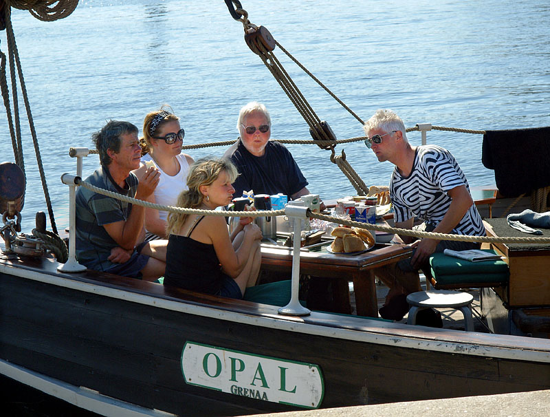 宮殿前の岸壁で食事をとる帆船オパールの人々