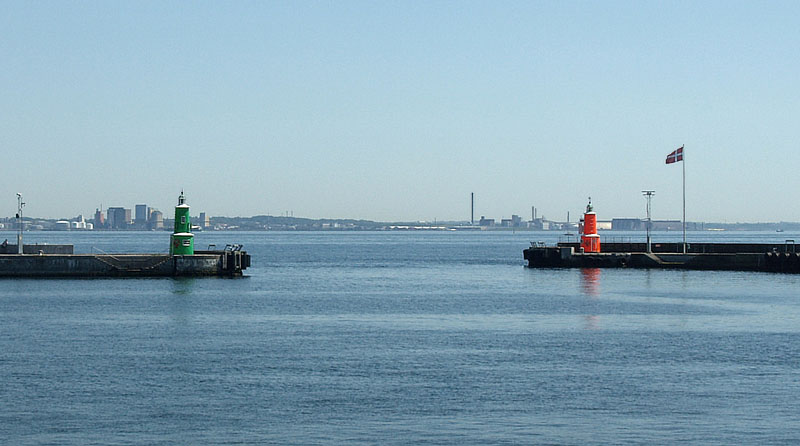 スウェーデンのヘルシンボリと対峙するヘルシンオア港の防波堤灯台