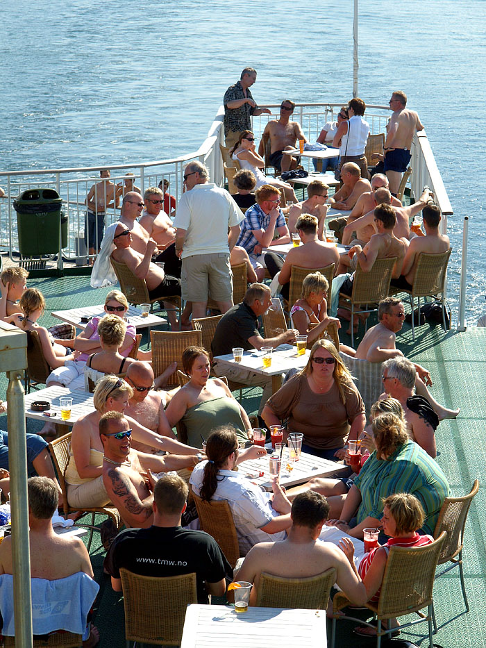 船上で日光浴を楽しむ乗客たち