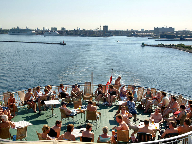 裸ん坊たちを乗せてコペンハーゲンを出港する「パール・オブ・スカンジナビア号」