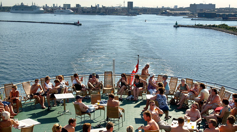 裸ん坊たちを乗せてコペンハーゲンを出港する「パール・オブ・スカンジナビア号」