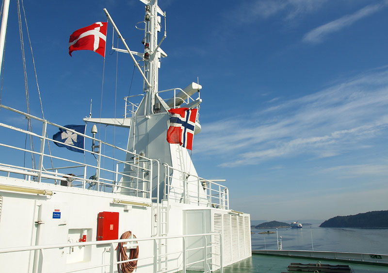 目的地ノルウェーの国旗を掲げた 'PEARL OF SCANDINAVIA'