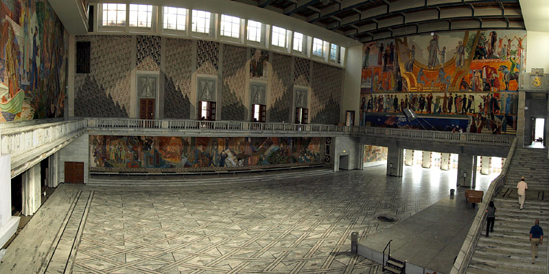 ヨーロッパ最大の壁画を誇る市庁舎の１階大ホール