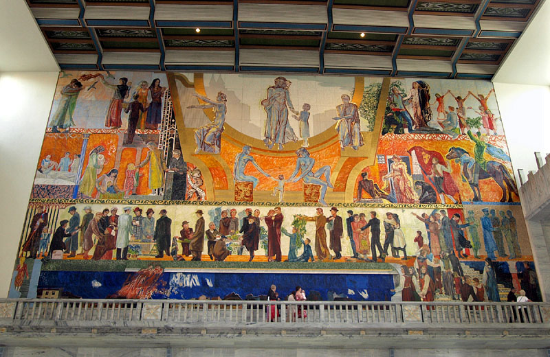 占領から独立までの歴史を綴る大壁画