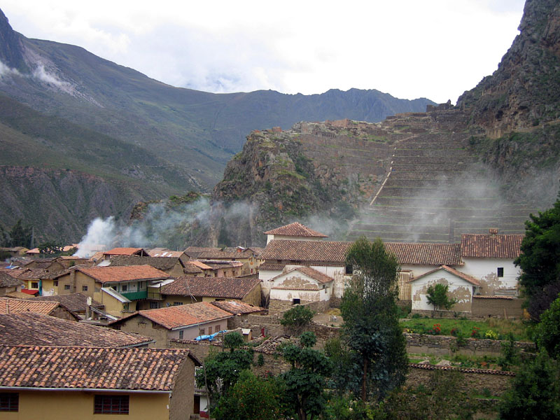 煙の上がるオリャンタイタンボ村
