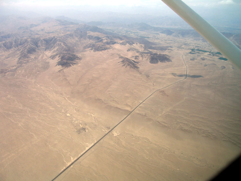 砂漠を走るパンアメリカン・ハイウェイ