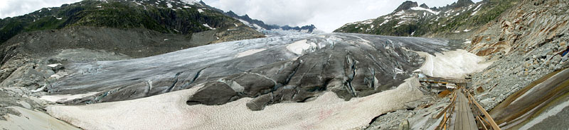 縁辺部からローヌ氷河を臨む