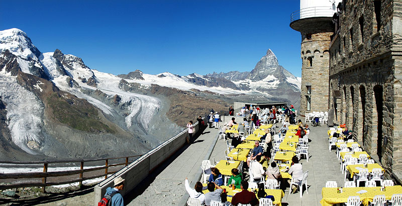 山岳ホテル Kulm Hotel Gornergrat のレストランから眺望を楽しむ観光客たち