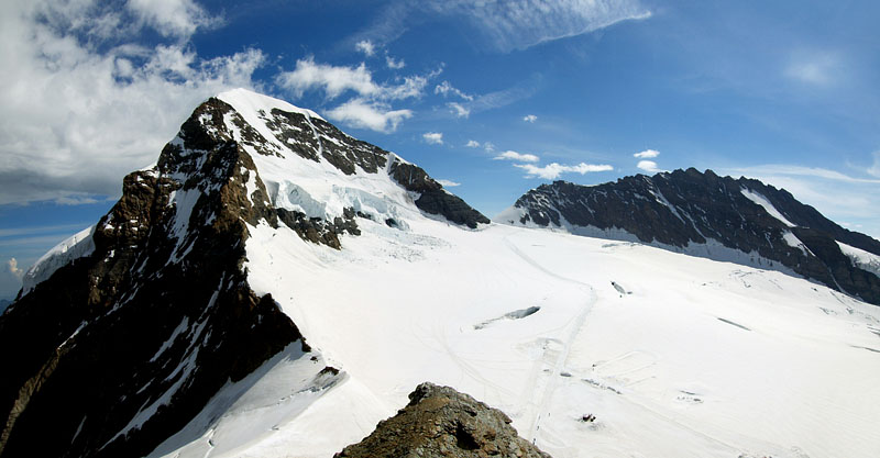 アレッチ氷河の対岸に聳えるメンヒ（4,099m）