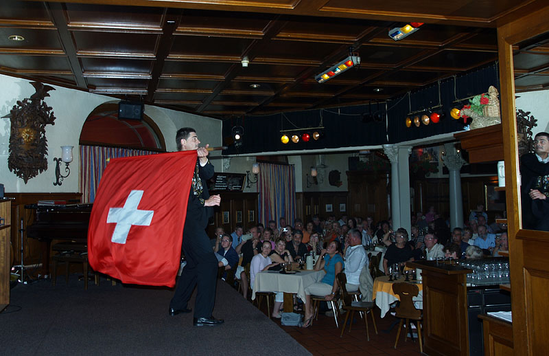 迫力あるスイス国旗の空中投げ