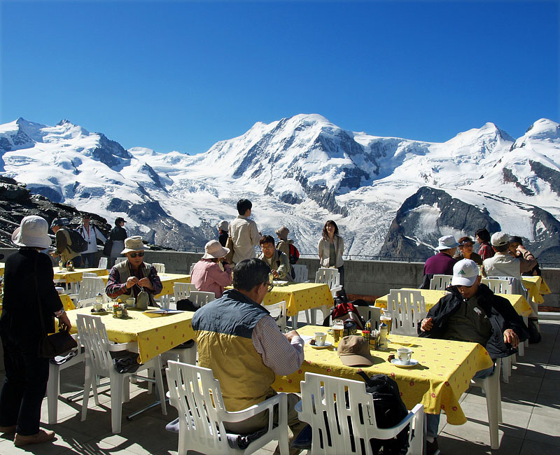 ゴルナーグラート山上レストランで休憩する観光客たち