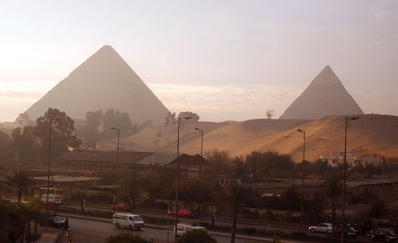 ベランダから見る朝のピラミッド