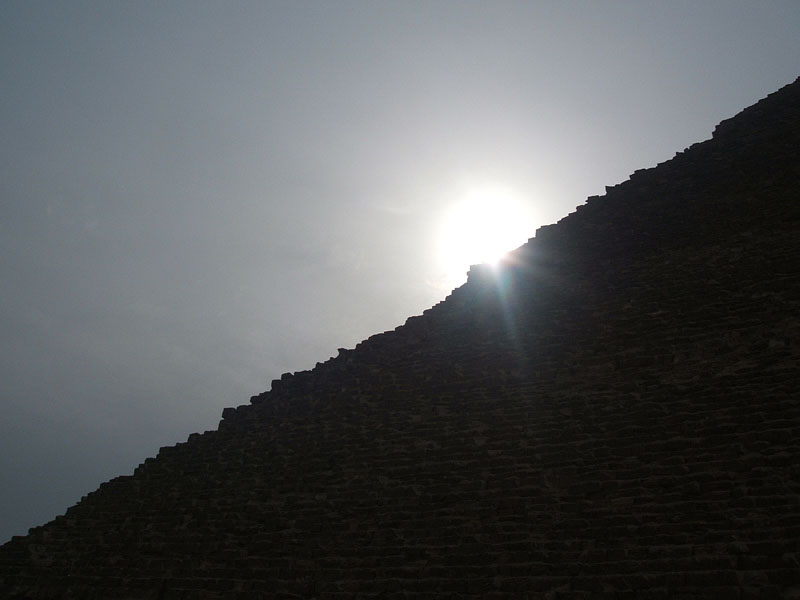 太陽とピラミッド