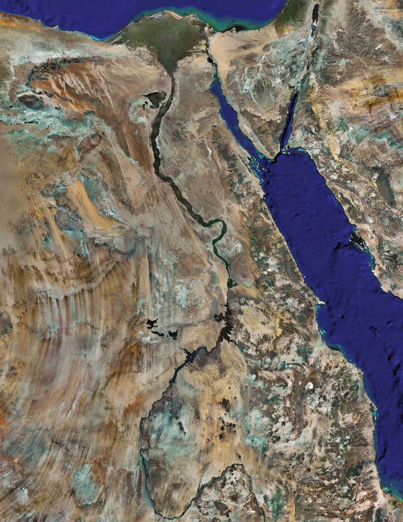 エジプトを蛇行するナイル川と砂漠地帯（NASA衛星画像）
