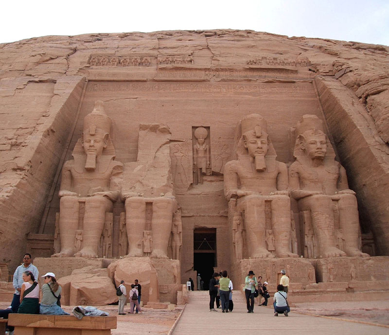エジプトで１、２を争う遺跡・アブ・シンベル神殿の入口