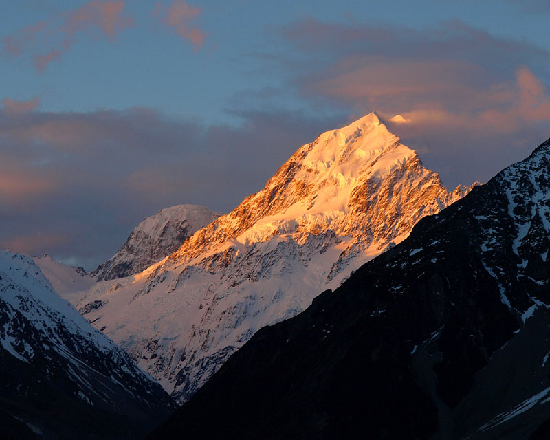 ニュージーランド最高峰マウント・クック（3754m）の見事なアルペングロー（山頂光）