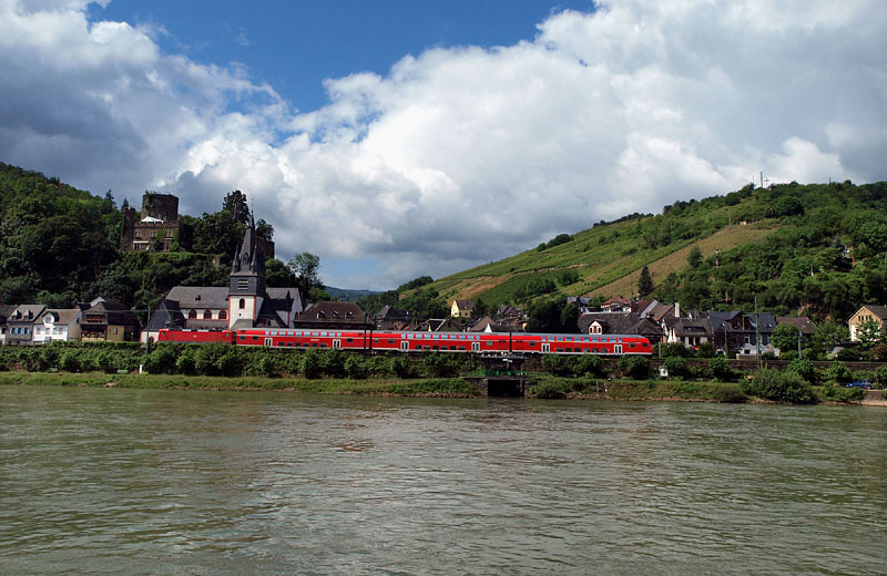 トレヒティングハウゼン村を走るドイツ鉄道（DB）の赤い列車（左岸）