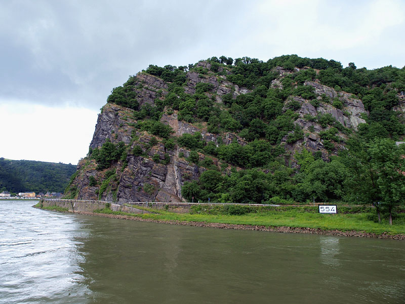 伝説の岩山ローレライ（右岸）