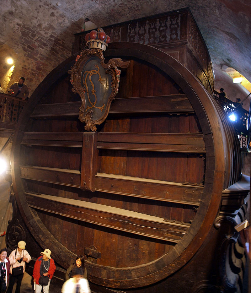 地下の巨大なワイン樽