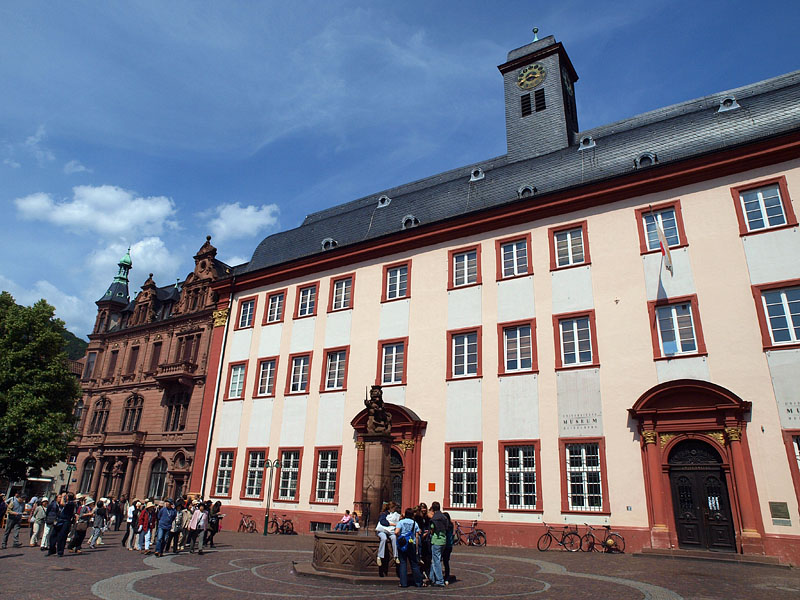 ハイデルベルク大学の旧校舎（左）と博物館/大学広場