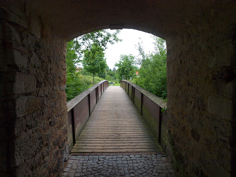 壕に架かる橋と城壁門