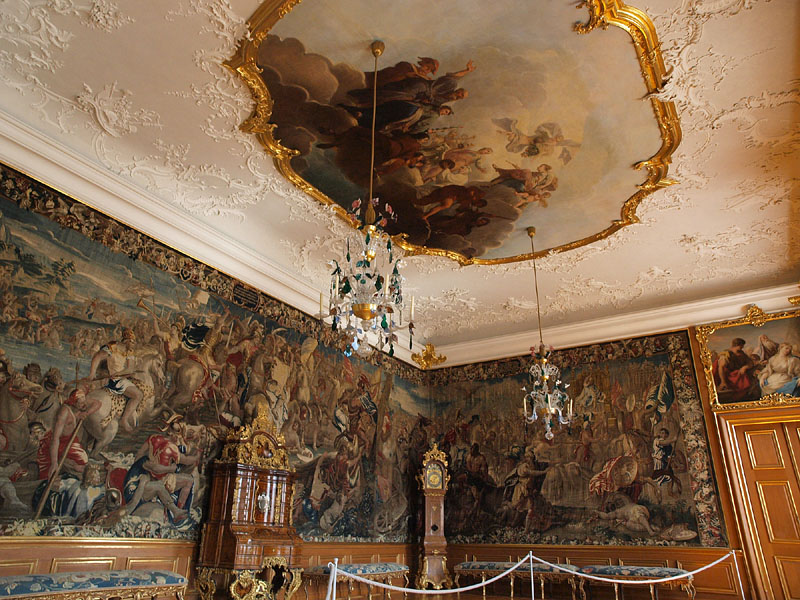 豪華なタベストリーが印象的な南側の皇帝の部屋