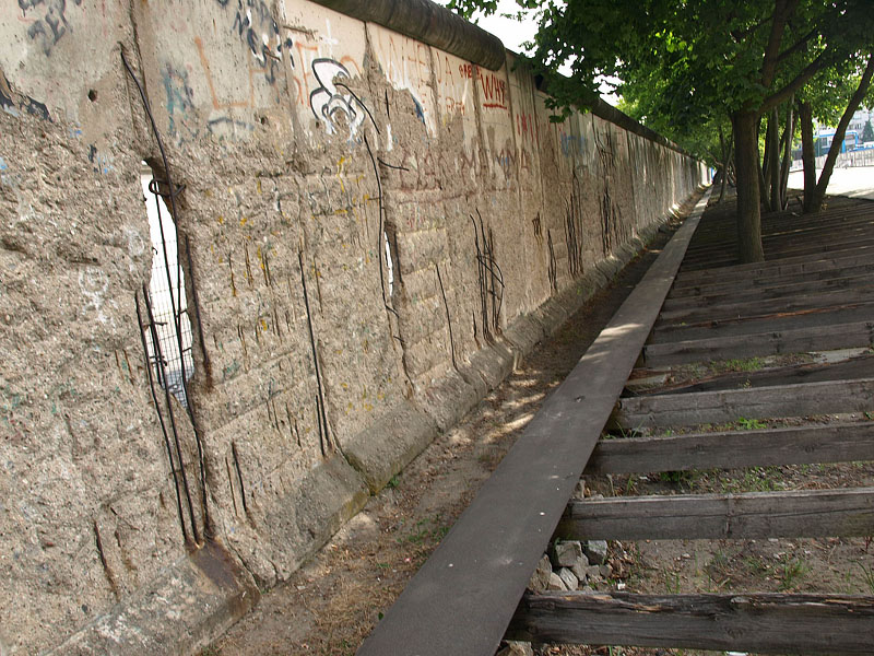 州議会議事堂のそばに残るベルリンの壁