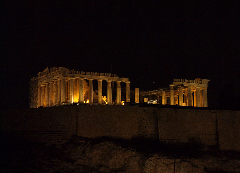 ライトアップされたパルテノン神殿（南面）/宿泊ホテル Divani Palace Acropolis 屋上より 