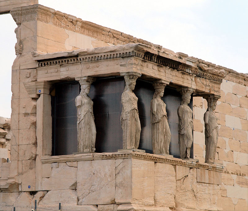 ６人の少女像を柱とした柱廊