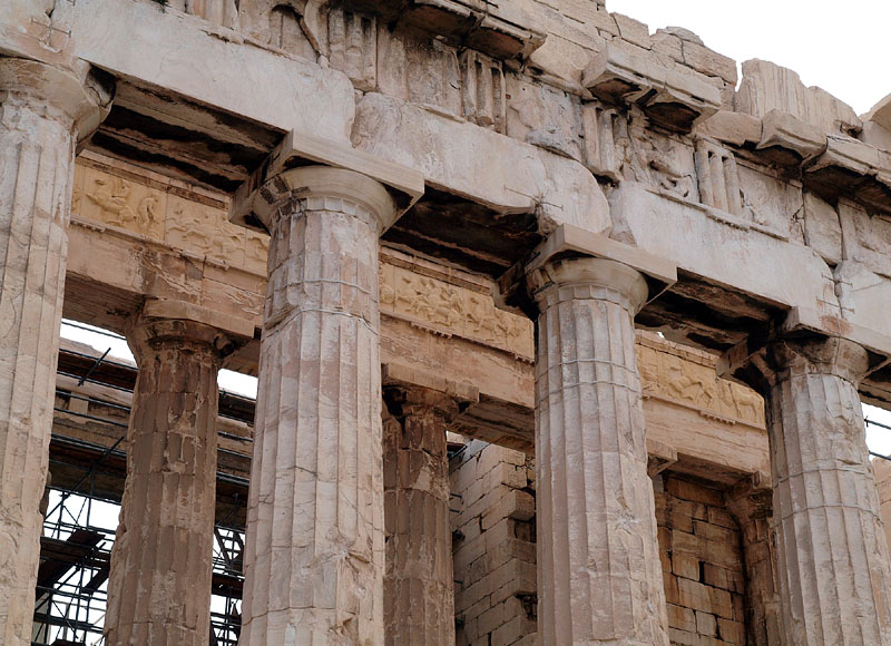 シンプルなドリア（ドリス）式のエンタシス（ギリシャ装飾円柱）と梁のレリーフ（透彫）